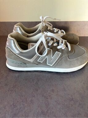Men’s 7.5 Suede New Balance 574 Retro Runner in Light Gray and White